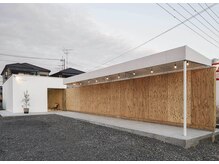 イロカ(iroca)の雰囲気（駐車場が広く停めやすくなっております）