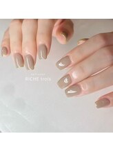 リッシュ トロワ(RICHE trois)/秋ブラウン細フレンチネイル