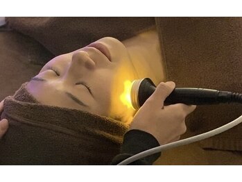 スパチャーレ(Spa ciare)の写真/老け顔・たるみ改善！【フォースカッター小顔60分￥4980】温熱×引き締めで若々しいすっきり輪郭へ◎