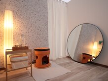 マヴィ(mavie)の雰囲気（癒しのよもぎ蒸しルーム。黄土椅子、黄土壺使用）