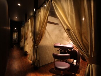 ビューティーリゾート アーリア 東中野店(Beauty Resort Arya)の写真/半個室のゆったり空間で、深くくつろげる目元ケアの時間