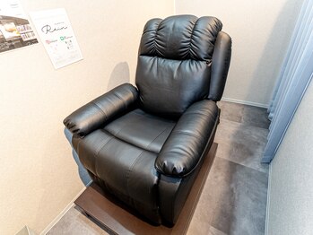 アイブロウ レイン 都城店(Rain)/座り心地◎リクライニングチェア