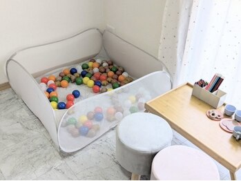 リス(RYS)の写真/キッズスペースあり◎寄り添ったデザイン提案が自慢！お客様の魅力を最大限に惹き出す"愛され目元"を実現♪
