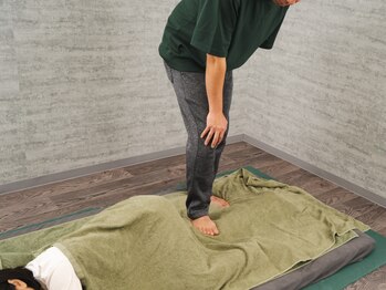 足心(あしん)/太股を揉みほぐし