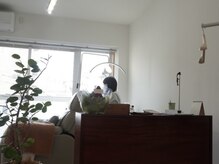 アンティーク家具が多いこだわりの店内。待合あり◎