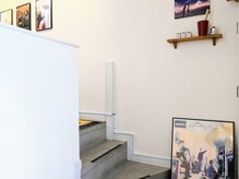 身体調整かわしま/扉を開けて、階段があって店内へ