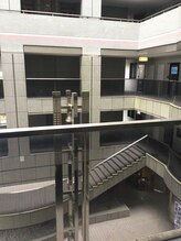 サレーヌ二俣川/エレベーター出て右に行きます