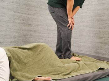 足心(あしん)/ふくらはぎを揉みほぐし