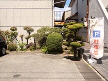 リアラサロン 赤磐店の雰囲気（旗の横へ駐車をお願い致します。）