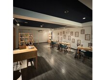 ジョジョ ネイル アット サンノミヤ(JOJO Nail at Sannomiya)の雰囲気（無垢でユニセックスな内装で木の香りがする広い空間◎）