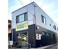 カイゼン(KAIZEN)の雰囲気(津幡駅の向い側。店舗前と通り沿いの緑色の看板、電光看板が目印)