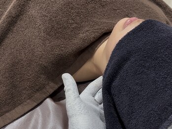 <ガチガチ筋肉×強烈肩コリ> 電気を使った揉みほぐし リラクネオ 秋葉原店/首~頭