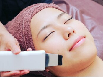 コーズィ(cozy)の写真/毛穴の汚れを洗浄後、美白効果のある美容液を真皮層まで導入!お肌の内側からモチモチ艶肌に☆くすみケアに!