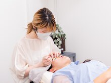 まつげパーマの施術風景　個室でゆっくりとお過ごしいただけます