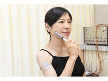三室中央接骨院の雰囲気(美顔鍼後のマイクロカレント)