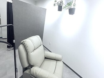 ルムブロウ 一宮店(LUMBROW)の写真/【初めての方でも安心】周りを気にせず過ごせる完全個室サロン