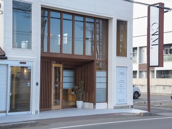 カーム(CALM.)/外観　白と木を基調とした建物