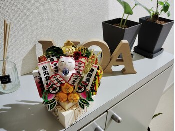 モア整体院(MOA整体院)/玄関に箱形の熊手を置きました