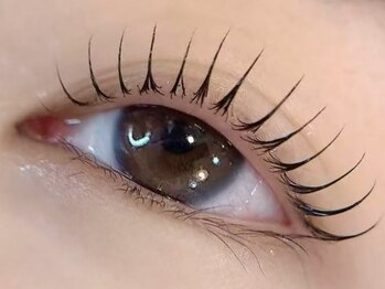 【まつげパーマ・パリジェンヌ専門店】Yii Salon 池袋東口店の写真/お仕事疲れを癒す、清潔感漂うリラックス空間が自慢♪リラックスしながら美しい目元を手に入れよう！