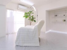 Lys blanc.代々木【まつげパーマ/メーテル/パリジェンヌ/アンドヘルシー/アイブロウ】の雰囲気（白基調の広い店内♪1席のみの完全プライベートサロン♪）