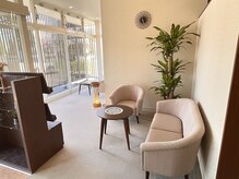 ハイレスト(Hi-Rest)の雰囲気（店内の待合いスペースはゆったりとくつろげる空間になっています）