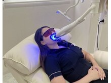 簡単、スピーディーなホワイトニング。照射中スマホOK！