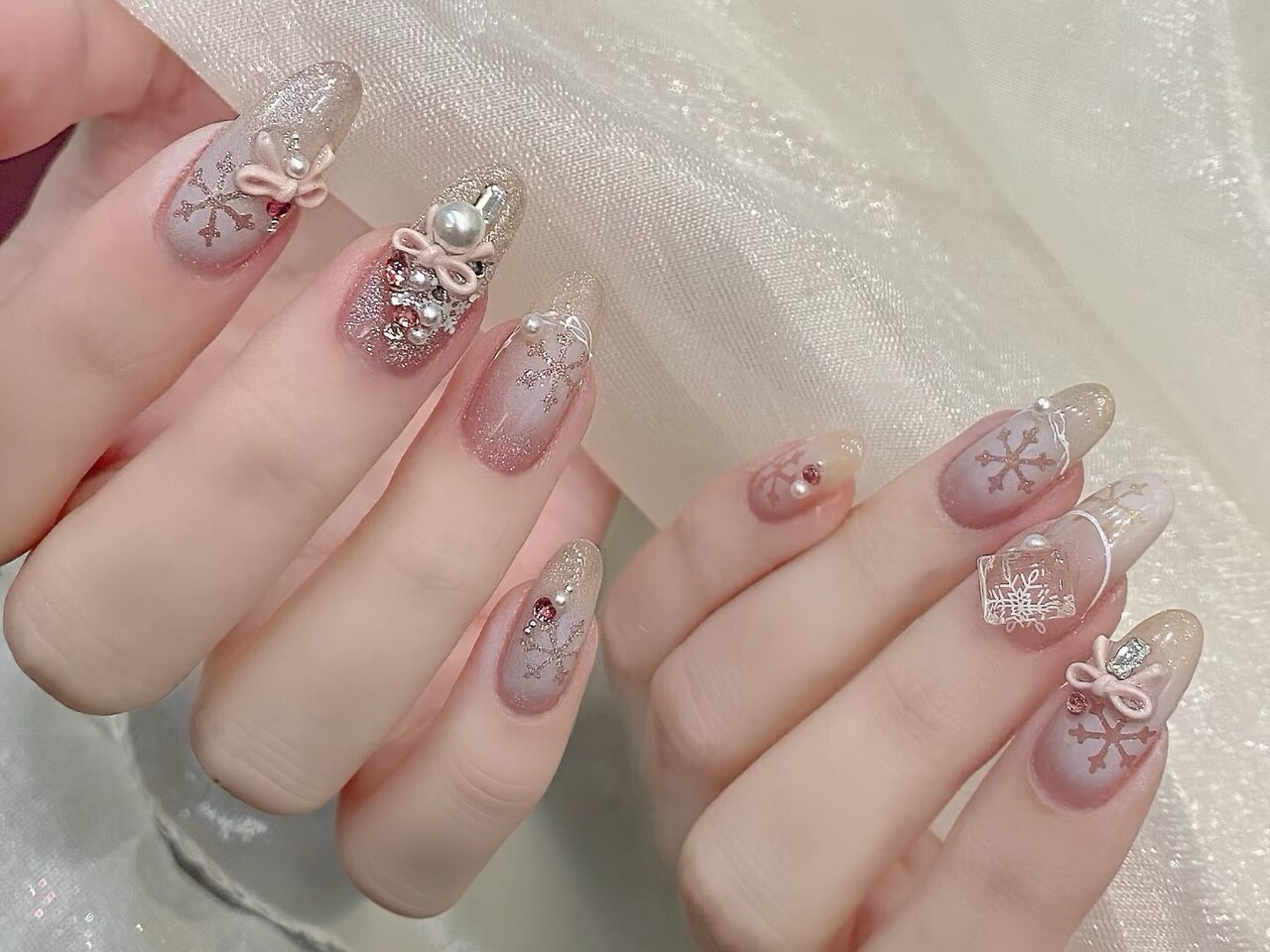 2025年-2026年冬トレンド】リボン クリスマスのネイルデザイン集｜新着