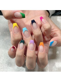 プチブラン(Petit Blanc)/カラフルフレンチネイル