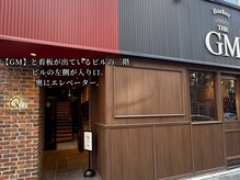 クオン(KUON)の雰囲気（ビル左側が入り口。エレベーターで三階へ、降りて目の前の部屋。）
