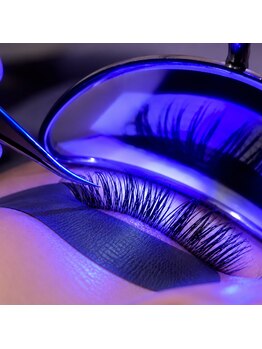 ミィ(Mi)の写真/LEDで装着するマツエクは水にも強く快適☆90分付け放題クーポンで華やかな印象へ