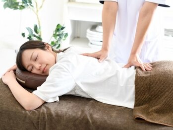 サンムーン(sunmoon)の写真/全身整体で首肩コリをケアしお顔の歪みたるみも改善◎頭蓋骨小顔矯正で首肩コリ,歯ぎしり食いしばりもケア!