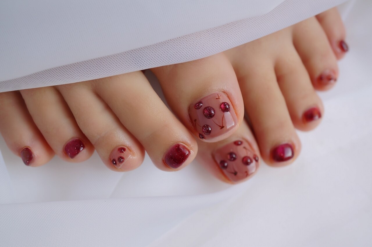 2025年-2026年冬トレンド】マグネット フットのネイルデザイン集｜人気