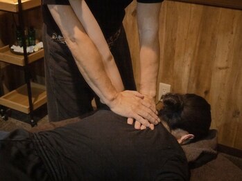 サナティオスパ セントレア(SANATIO SPA CENTRAIR)の写真/ガチガチに凝り固まった首・肩や腰を巧みな手技で丁寧にアプローチします◎オプションでドライヘッドケア有