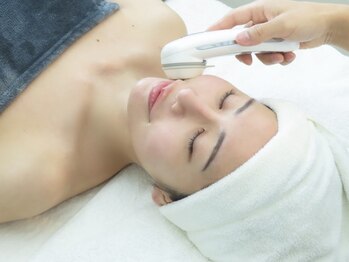 【ハーブピーリング/小顔矯正/ニキビ/毛穴/肌質改善】OLYMPIA 横浜の写真/横浜駅NEW OPEN◆完全個室のプライベートサロンで、シミしわ改善◎本気のエイジングケアでツヤ肌をGET！