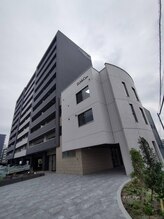 ドゥミーケア ビューティ(DoMeCare beauty)/白い建物側がサロン入り口です^^