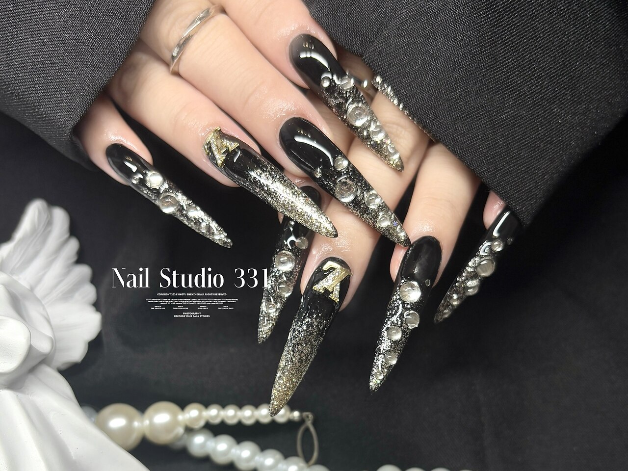 2025年-2026年冬トレンド】ブラック スーパーロングのネイルデザイン集