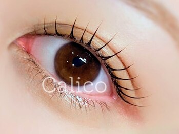 キャリコ(Calico)の写真/施術が初めての方も安心♪カールや立上げなど選べるまつパやLEDエクステでナチュラル上品なお目元へ◎
