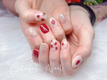 キュートで甘い苺モチーフがアクセントのネイル。