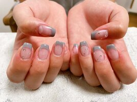 グレーフレンチネイル