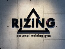 ライジング 大阪福島店/入口にはRIZINGのロゴ看板