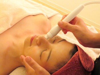 ジョイラックス(Joylax)の写真/【顔から首まで!しっかり毛穴洗浄☆】毛穴の開き/黒ずみに≪ハイドラスプラッシュ≫でつるピカ極上素肌へ♪