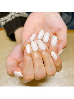 ホワイト　キラキラネイル