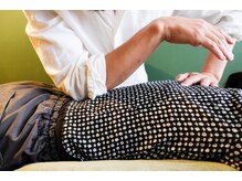 やまのした整体の雰囲気（腰にじっくりと圧を入れている所。体調に合わせて施術致します。）