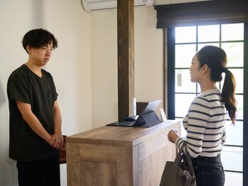 ウェル 姶良店(WELL)/入口受付にてお客様をお出迎え