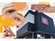 ジョリハウス(Jolie House)の雰囲気（黒っぽい建物が目印！向かって右側の扉から入って2Fがお店です♪）