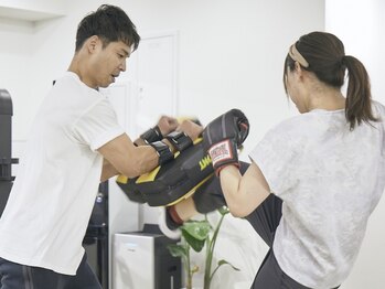 オスポールジム 浅草橋店(AuSportGym)の写真/《楽しく運動することで心もカラダもスッキリ！》プロキックボクサーによるキックボクササイズで代謝UP♪