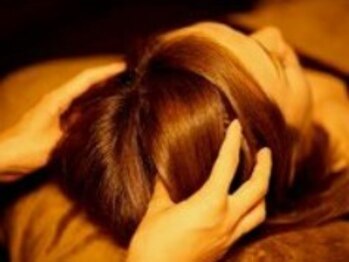 トータルビューティージュネス(TOTAL BEAUTY JEUNESSE)の写真/首肩から頭までじっくり緩める極上ヘッドスパでストレスをリセット◎眼精疲労改善＋むくみ解消の贅沢コース