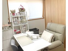 レモン(Lemon)の雰囲気（白を基調としたひとり空間でリラックスタイムを過ごせます♪）