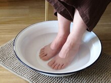 ツムギ(Tsumugi)の雰囲気（施術前に足湯で足を温めます。）