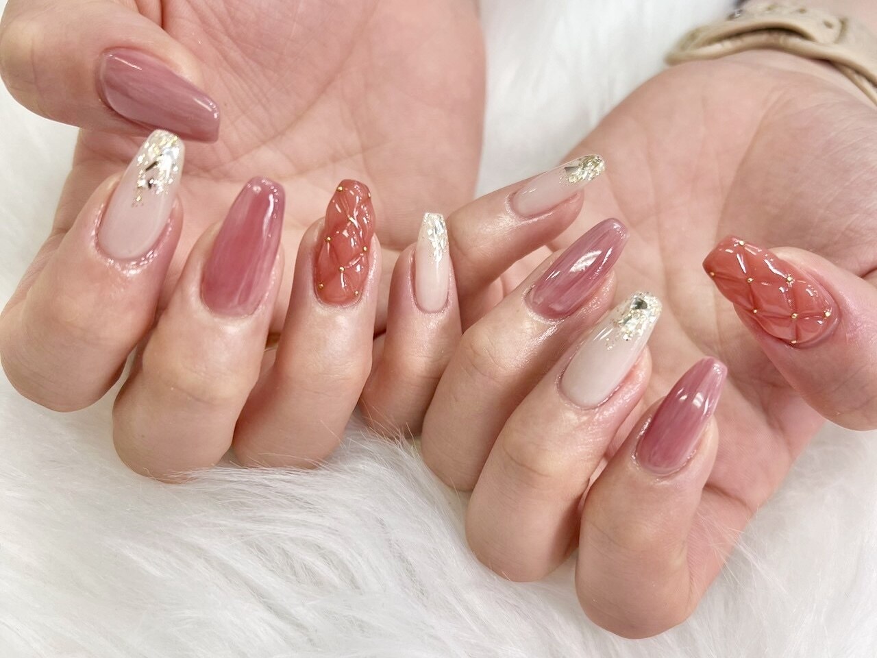 2025年秋トレンド】レッド ドット ハンドのネイルデザイン集